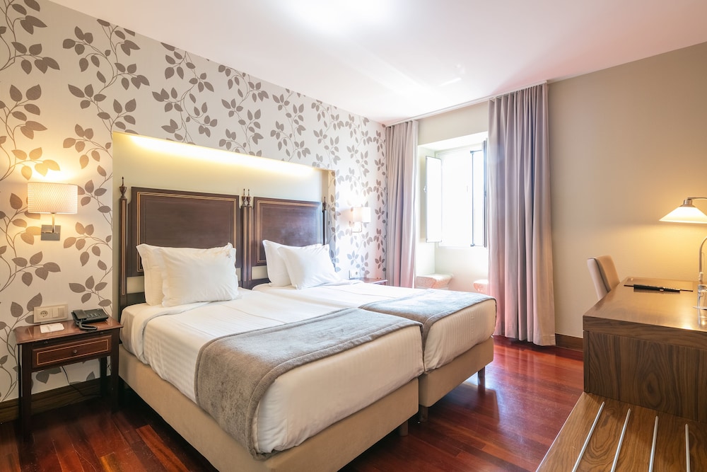Premium Twin Room - Photo 1