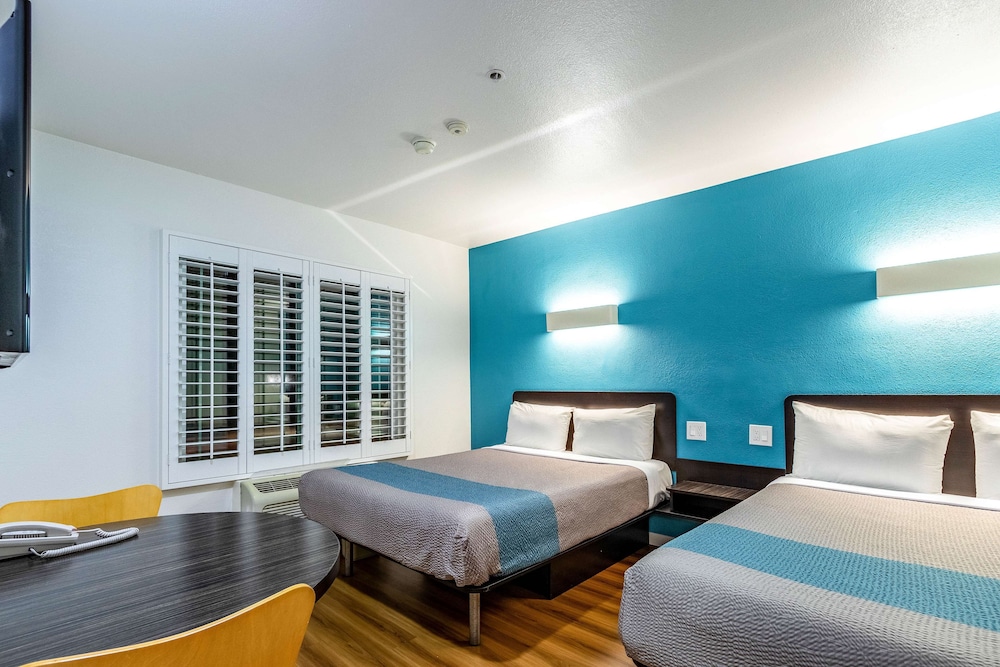 Deluxe Suite, 1 Queen Bed, Non Smoking, Refrigerator & Microwave - Photo 3