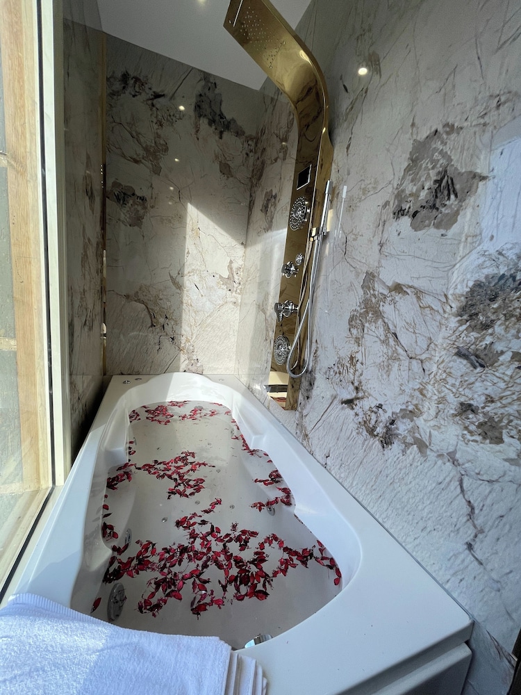 Luxury Triple Room, Balcony, City View photo 3