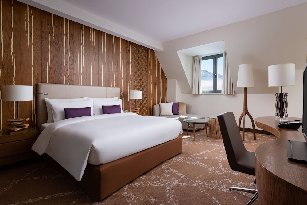 Deluxe Room, 1 King Bed, Mountain View photo 3