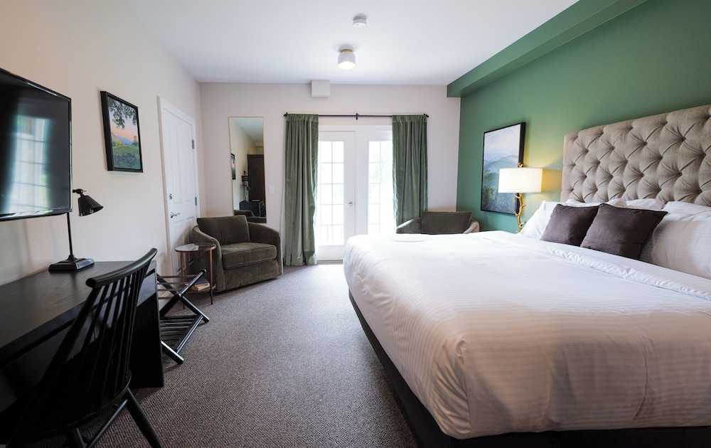King Room with Balcony (Handicapped Accessible)