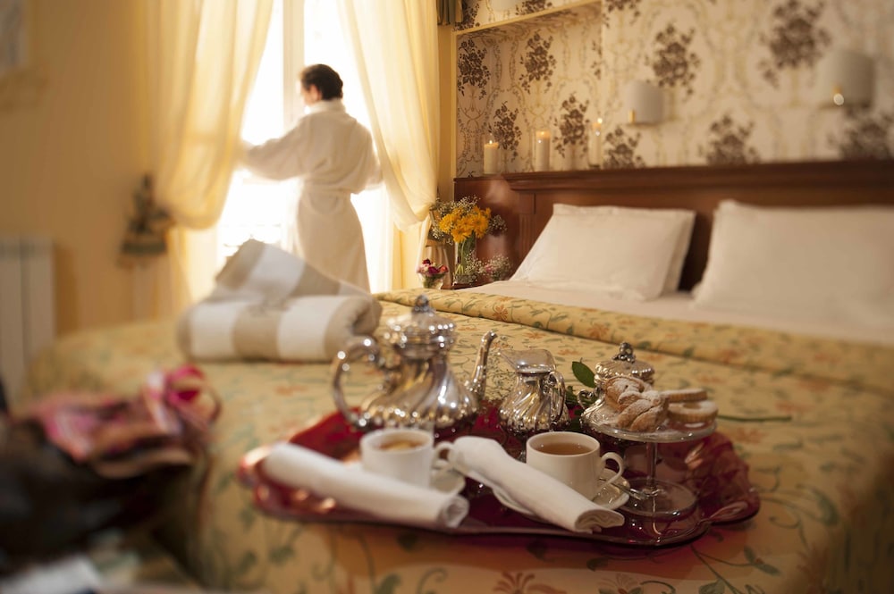 Suite - Photo 1