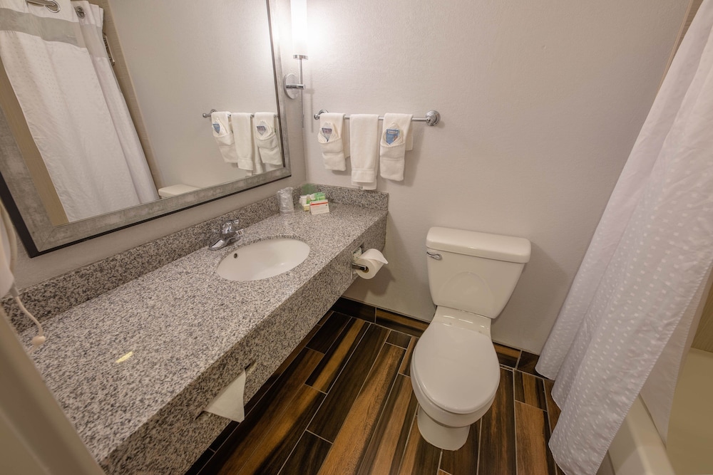 Standard Room, 2 Queen Beds (Bath Shower Combo) - Photo 13