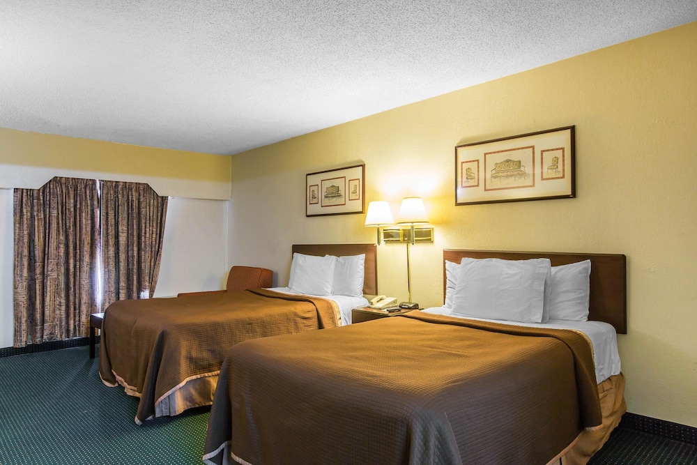 Standard Room, 1 King Bed, Smoking - Photo 2