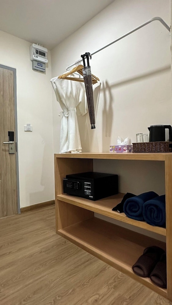 Deluxe Room With Balcony - Photo 2