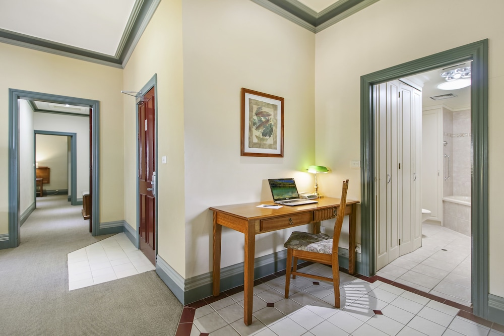 Deluxe Three Bedroom Apartment photo 2