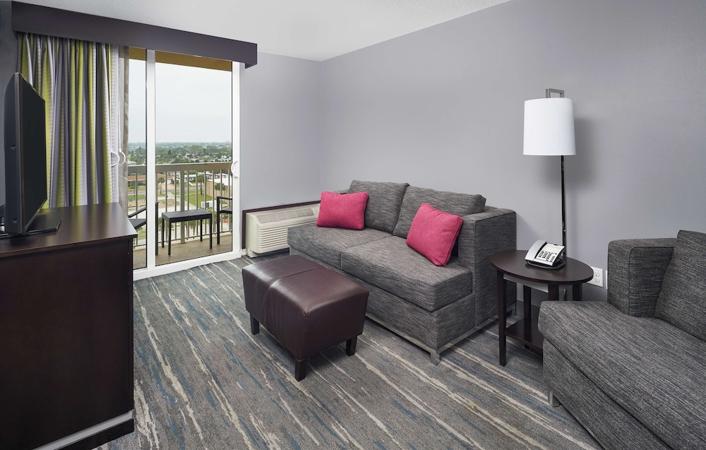 Room, 1 King Bed, Partial Ocean View (Balcony Shower) - Photo 2