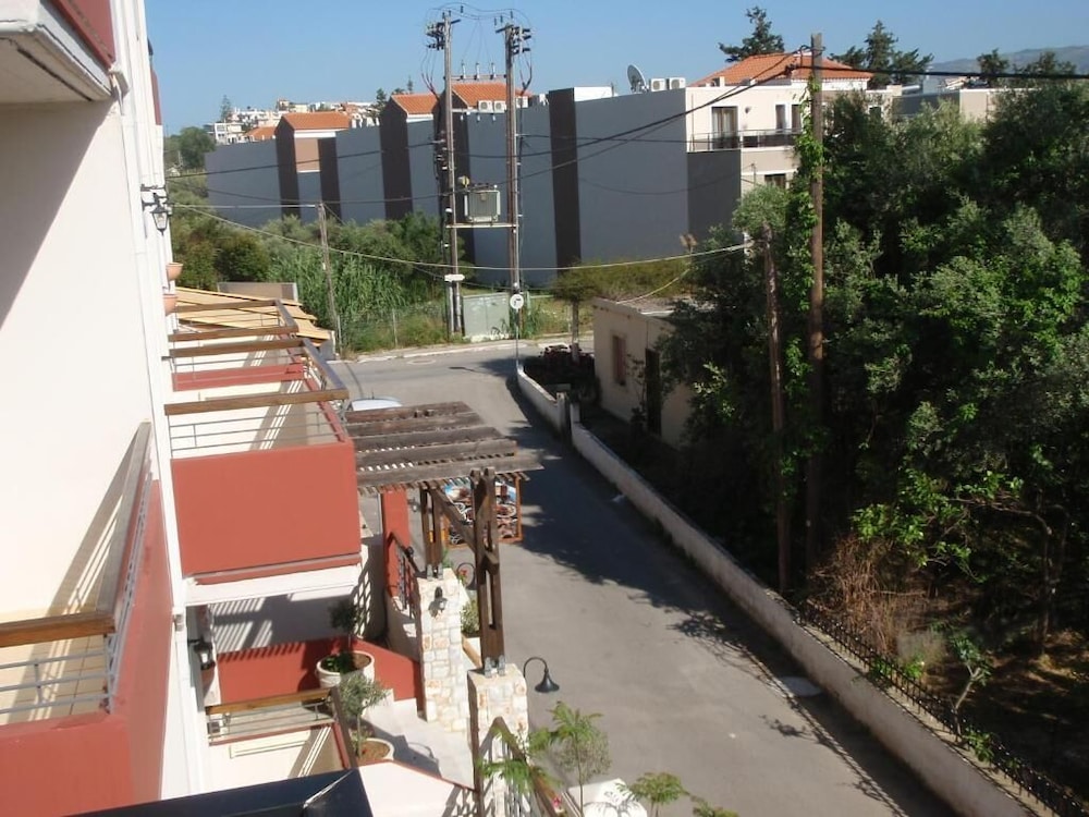 Basic Double or Twin Room, Balcony photo 3
