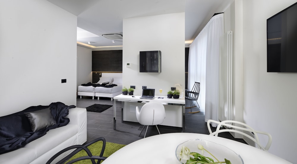 Suite - Photo 2