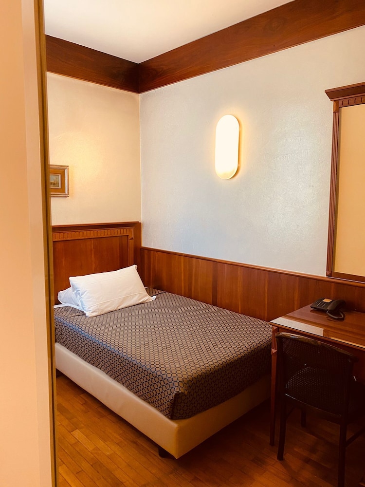 Single Room - Photo 2