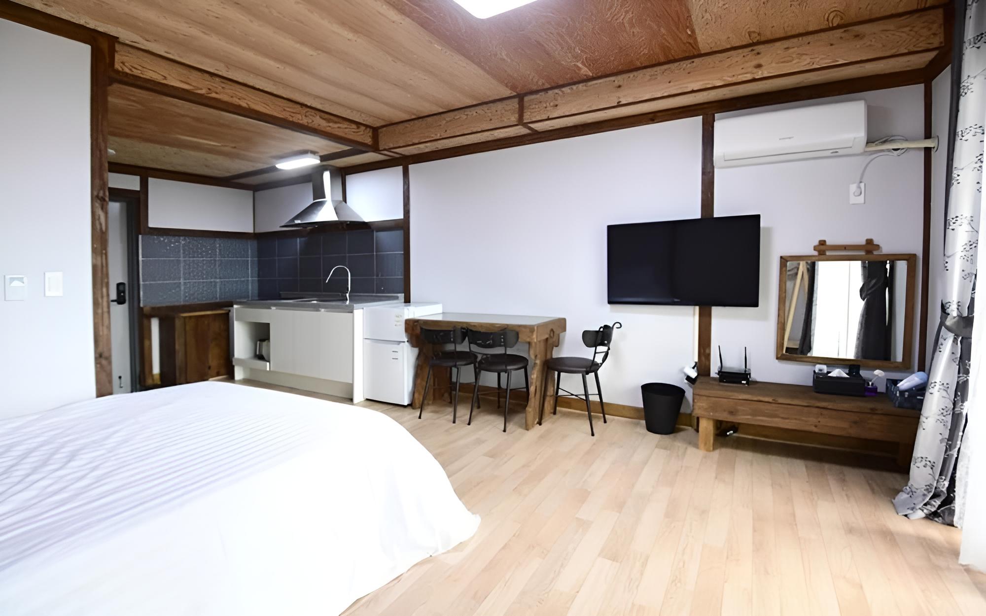 Room (No 202) photo 2