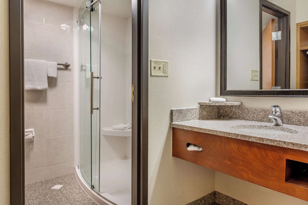 Suite, 2 Queen Beds, Refrigerator & Microwave (2 Rooms, Sofabed) - Photo 4