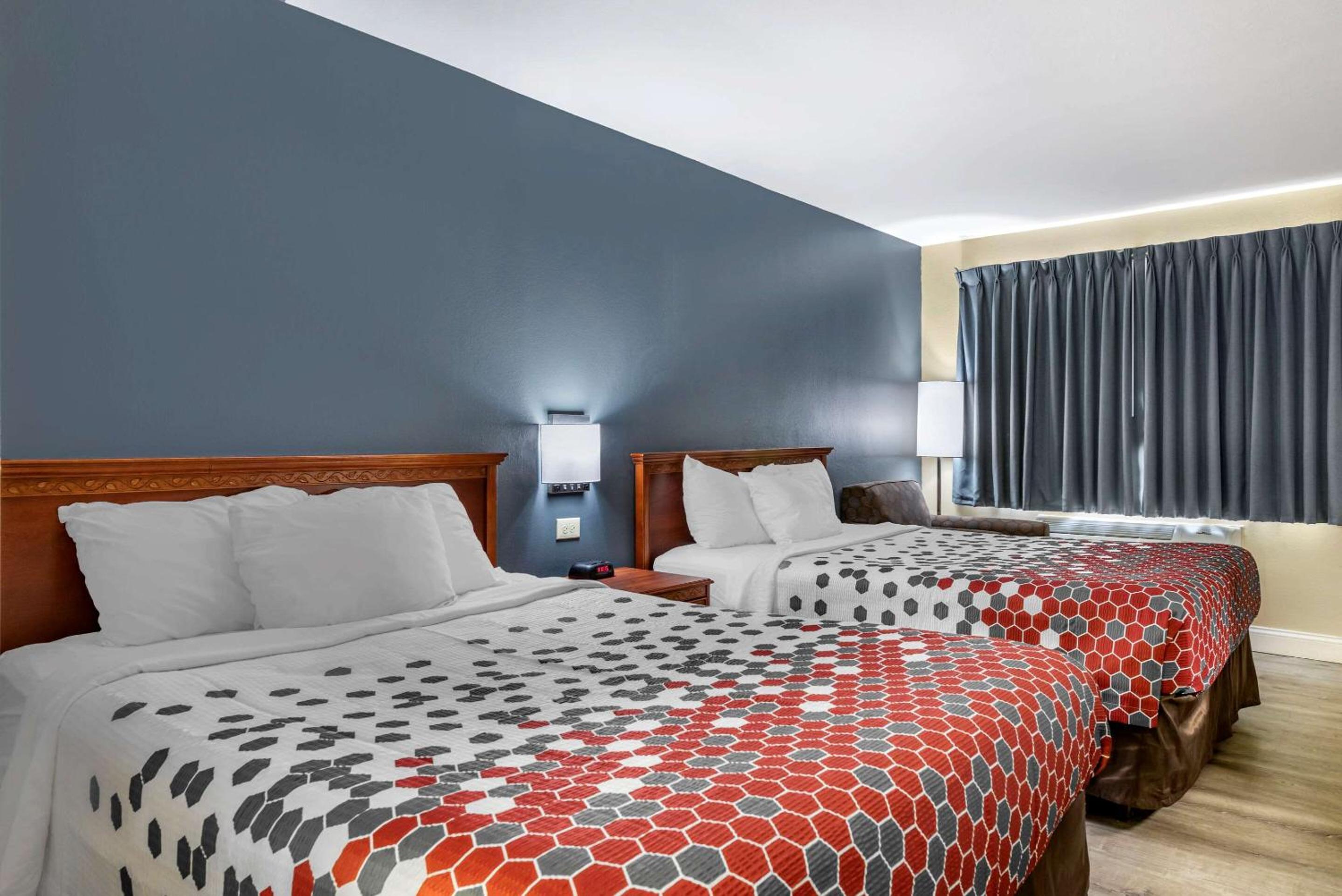 Queen Room with Two Queen Beds - Non-Smoking - Photo 5