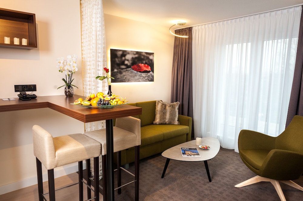Suite, 1 King Bed, Balcony (Living Room) photo 2