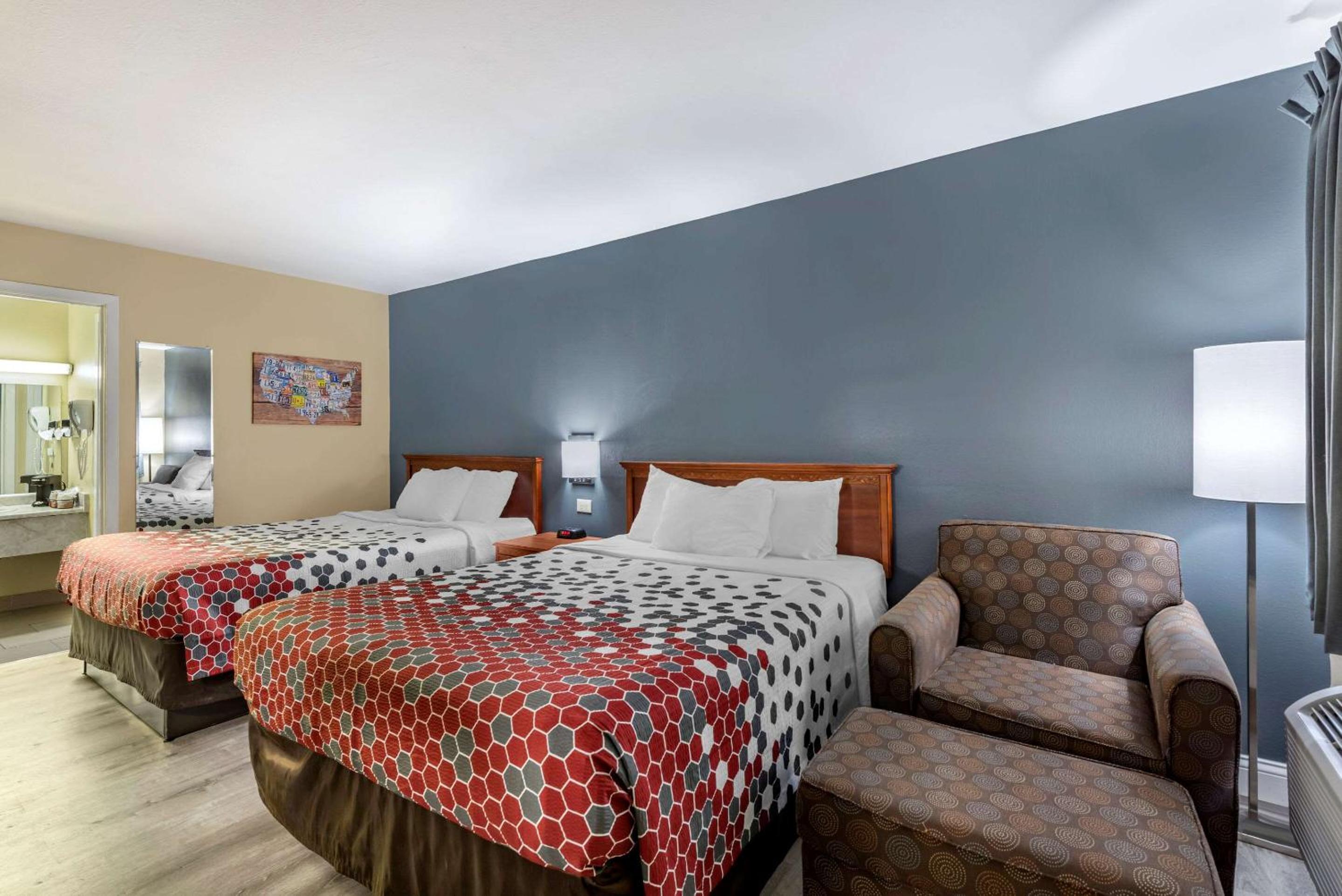 Queen Room with Two Queen Beds - Non-Smoking - Photo 4