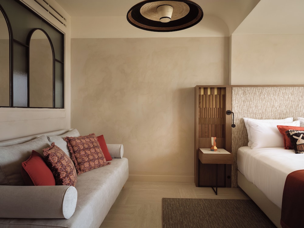 Deluxe Junior Suite Sea Front thumbnail 5
