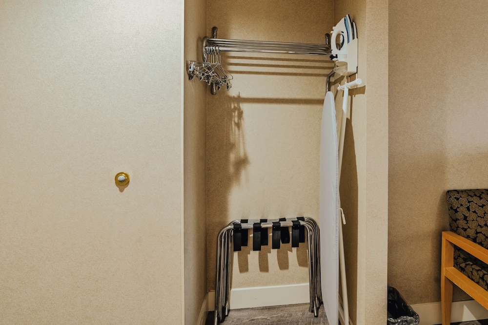 Standard Room, 2 Queen Beds, Non Smoking, Refrigerator & Microwave - Photo 4