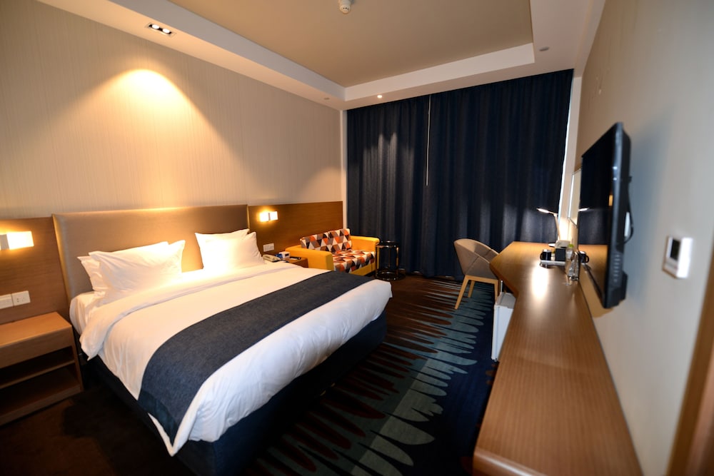 Standard Room, 1 King Bed photo 2