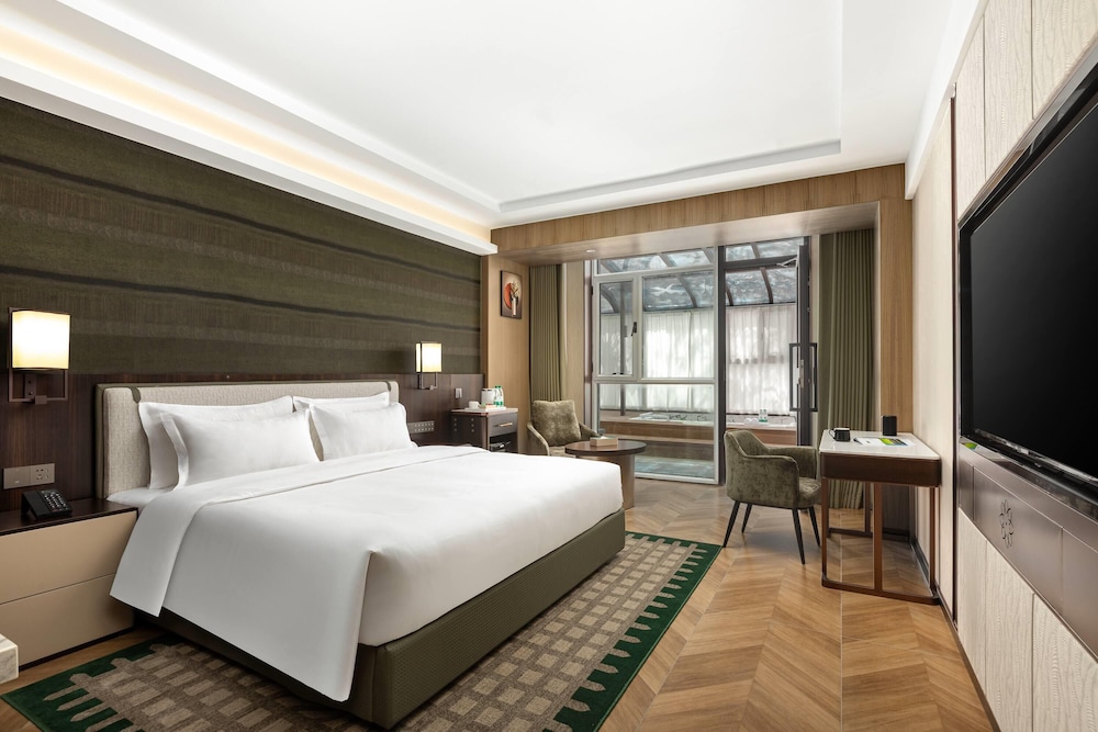Luxury Room, 1 King Bed, Jetted Tub photo 1