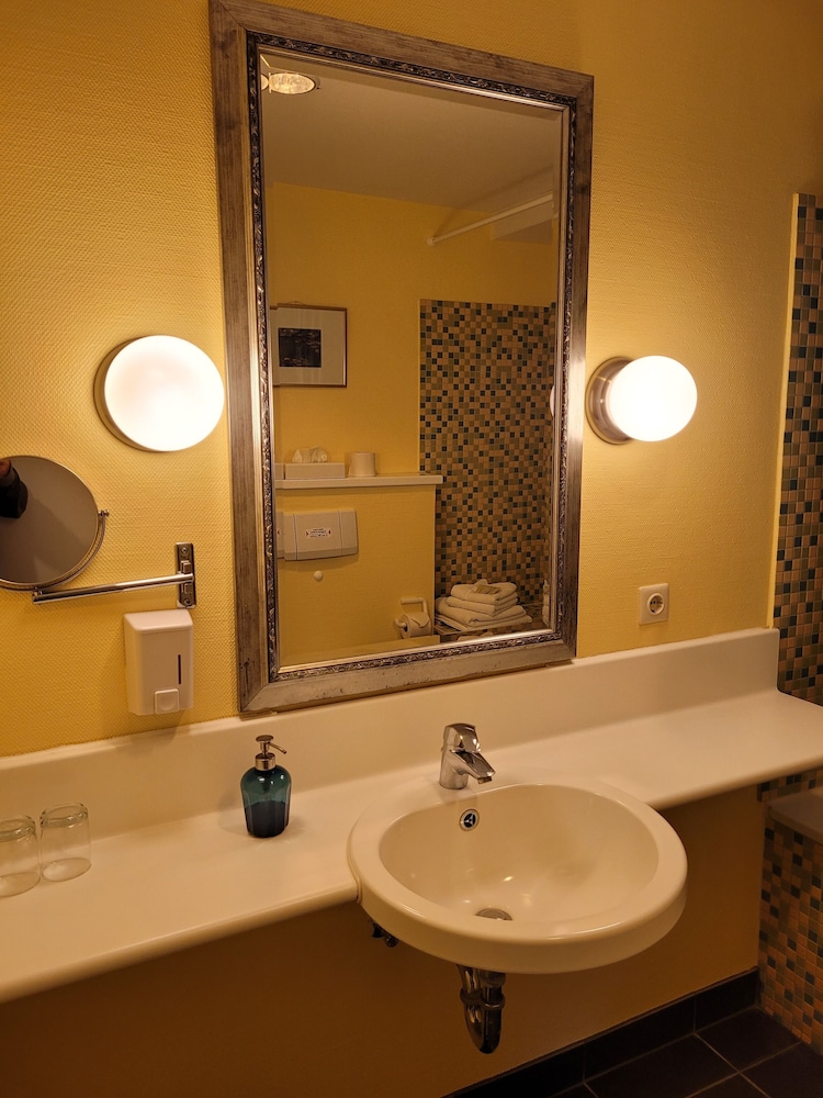 Twin Room, Partial Lake View thumbnail 6