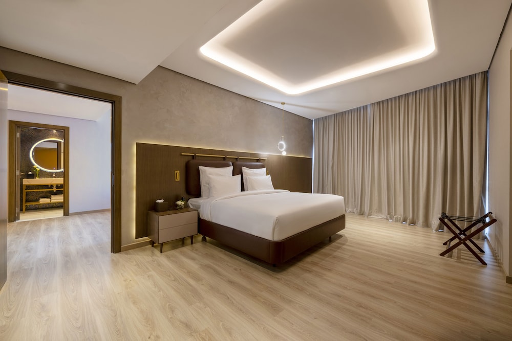 Premium Suite, 1 King Bed, City View