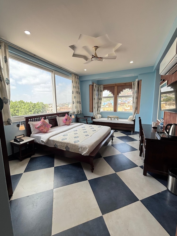 Fort and Lake View Superior Room with Jharokha room, King bed ( 3rd Floor )