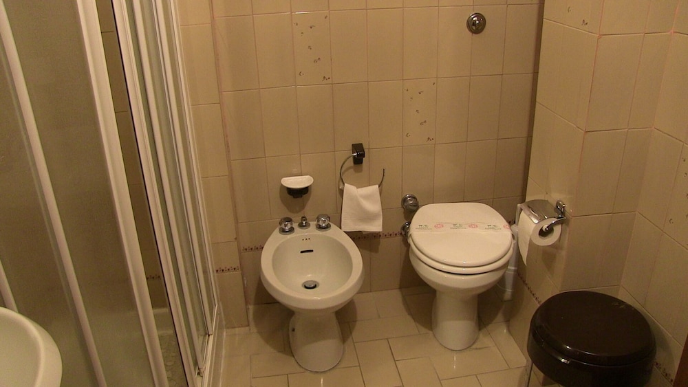 Standard Double or Twin Room, 1 Double Bed, Ensuite photo 3
