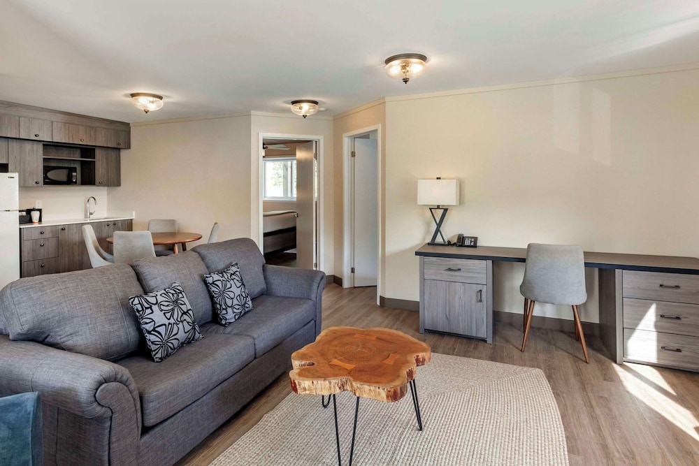 Suite, Multiple Beds, Non Smoking photo 2