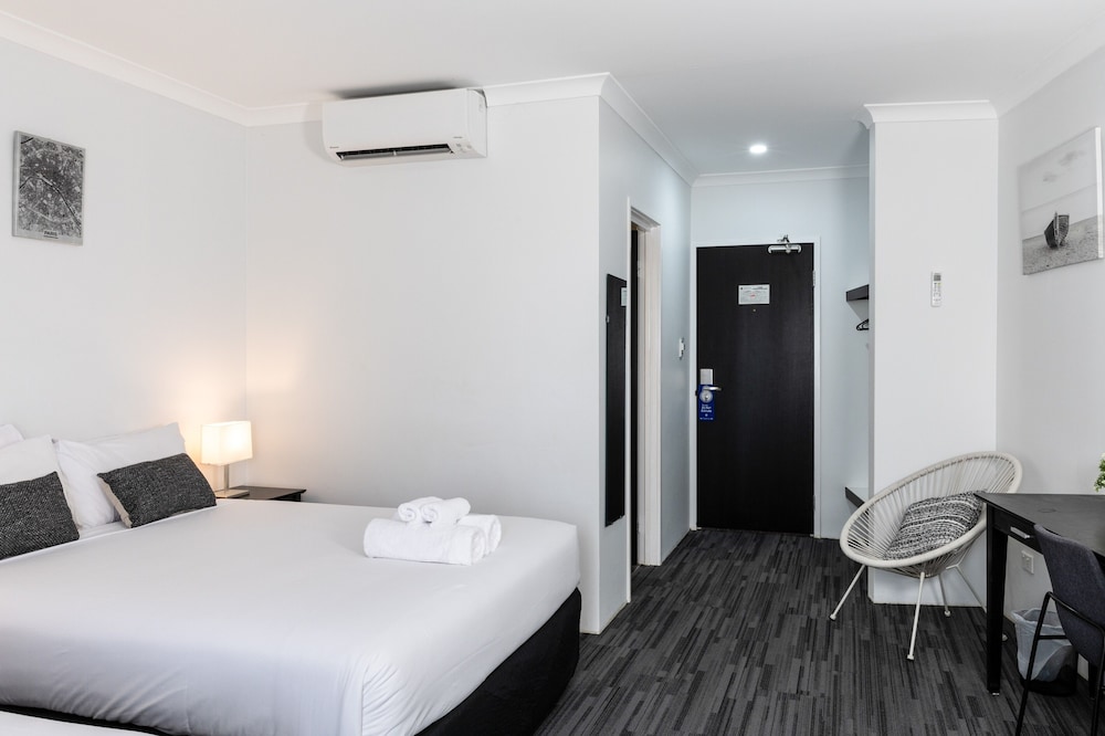 Superior Room, 1 Queen Bed photo 3