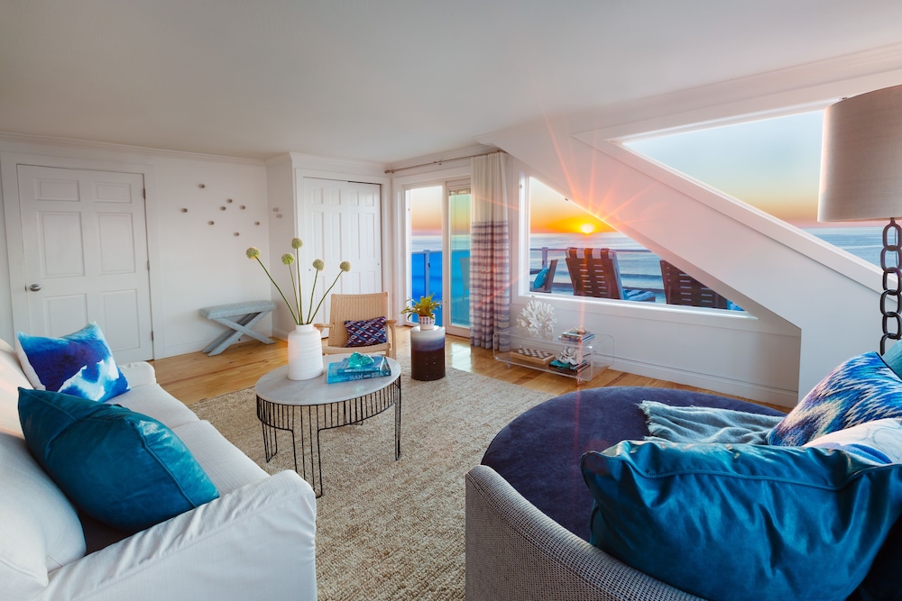 Lark Suite