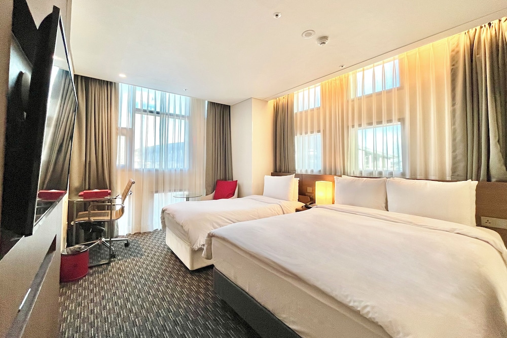 Premium Room, Multiple Beds, Non Smoking - Photo 3