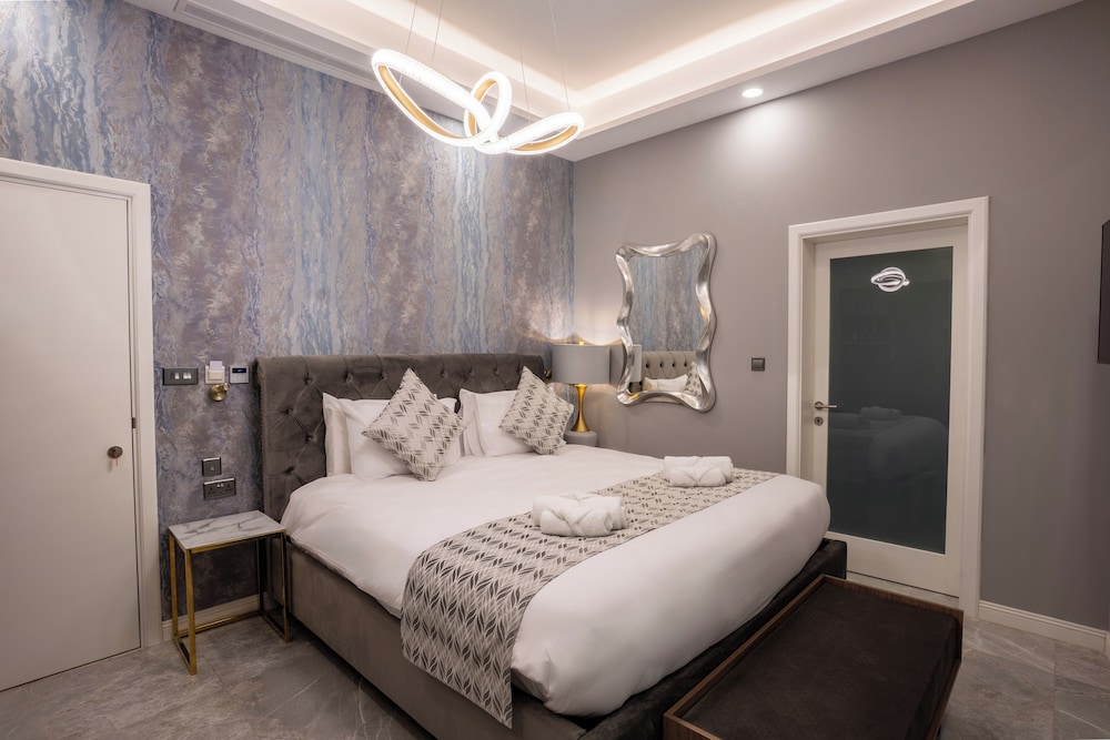 Superior Room, 1 King Bed, Private Bathroom
