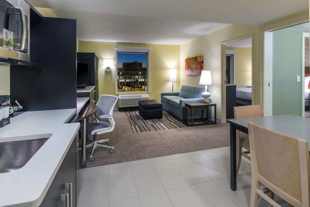Suite, 1 Queen Bed, Accessible, Bathtub photo 3