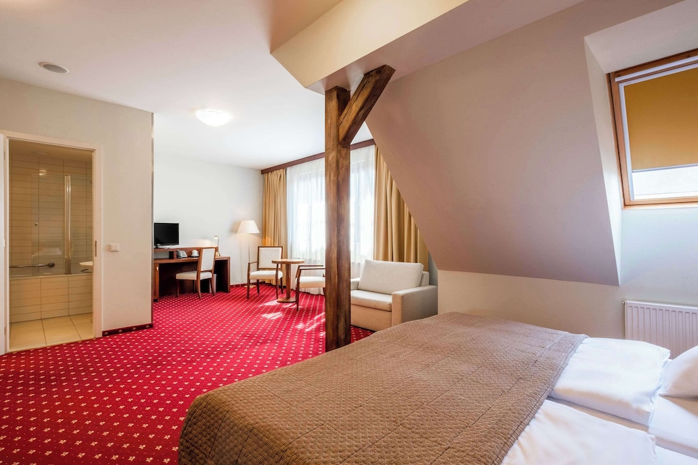 Deluxe Room, 1 King Bed, Non Smoking - Photo 6