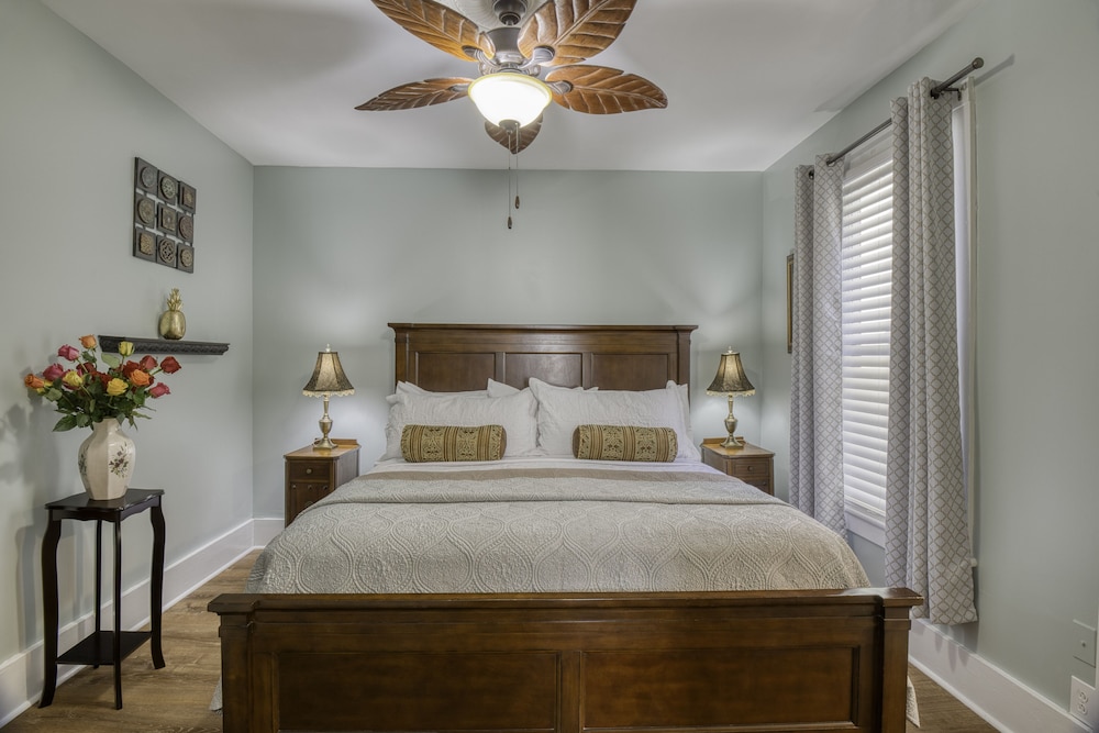 Deluxe Suite, 1 King Bed, City View (Wedgewood)