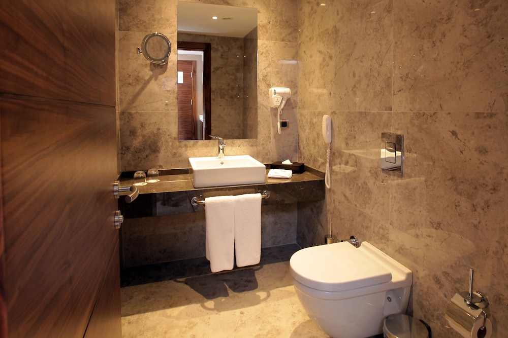 Suite (King) with Free Airport Transfer photo 2
