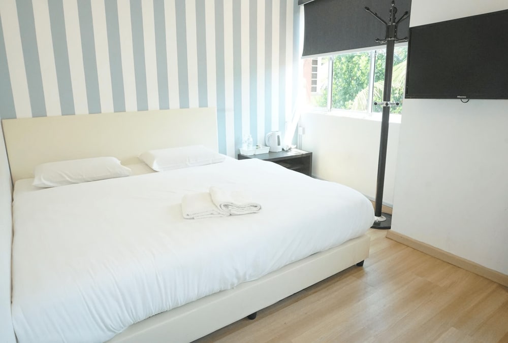 Deluxe Room, 1 Queen Bed, City View photo 3