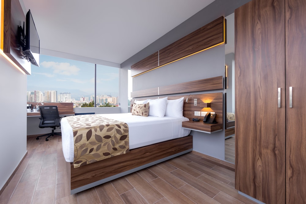 Standard Room, 1 King Bed, Non Smoking - Photo 5