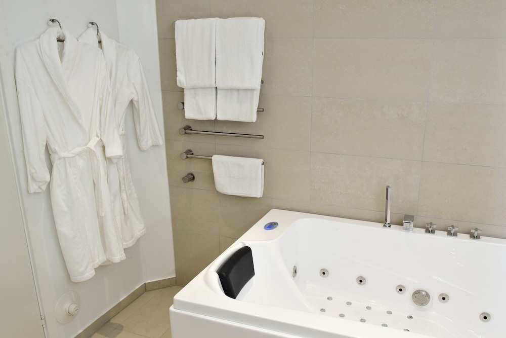 Suite, Jetted Tub, Lake View - Photo 9