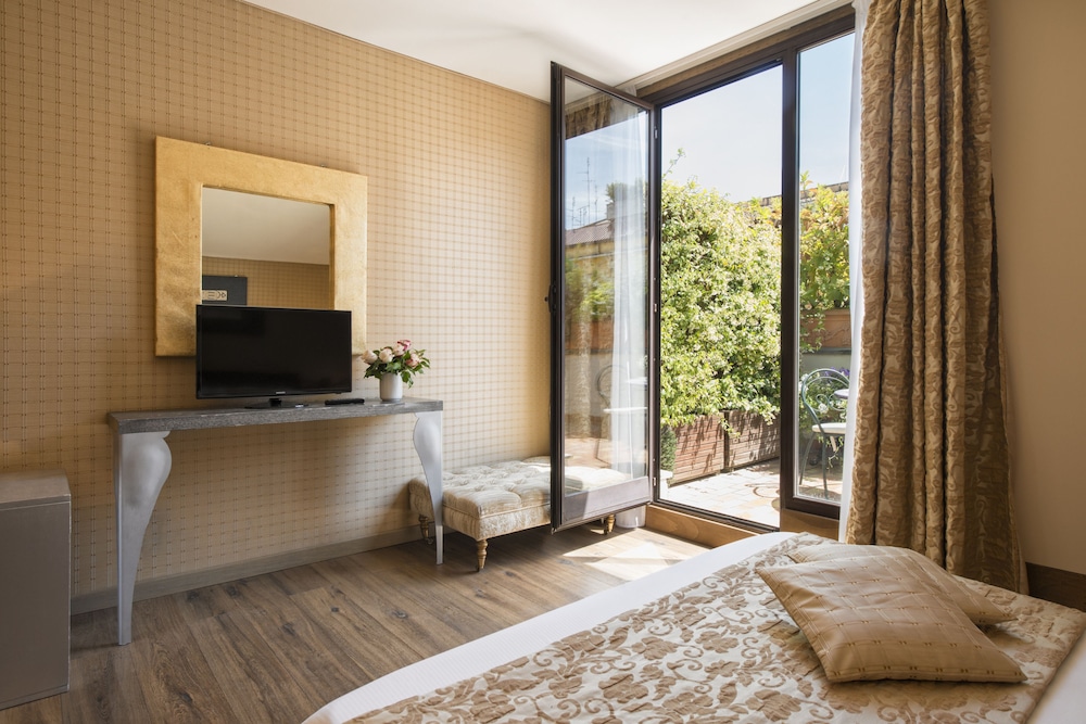 Deluxe Double or Twin Room photo 2