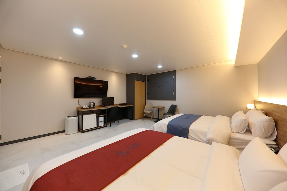 Deluxe Twin Room, Jetted Tub - Photo 7