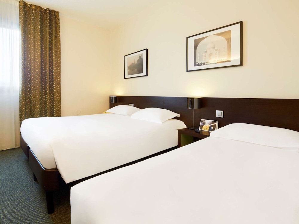 Standard Room, Multiple Beds - Photo 1