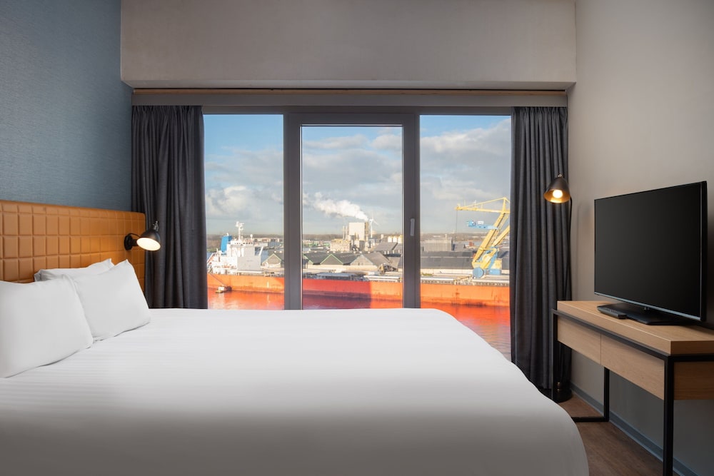 Suite, 1 Queen Bed, Corner photo 2
