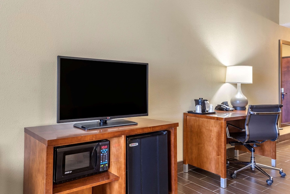 Suite, 1 King Bed with Sofa bed, Accessible, Non Smoking photo 3