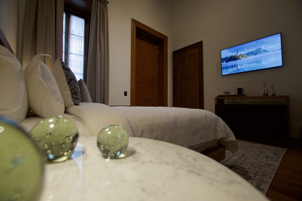 Suite - Photo 5
