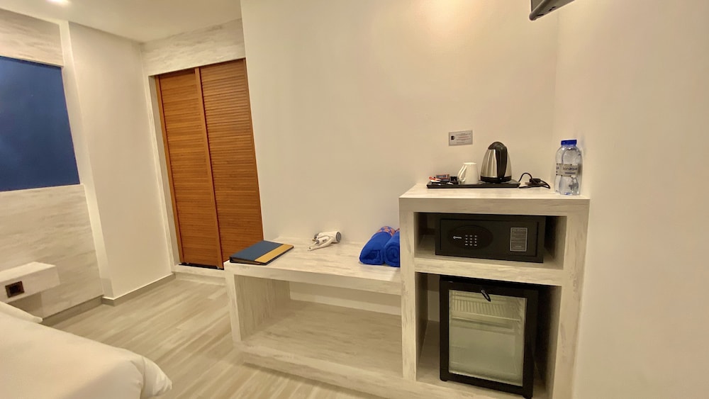 Standard Deluxe Room (Excludes Window Access) - Photo 2
