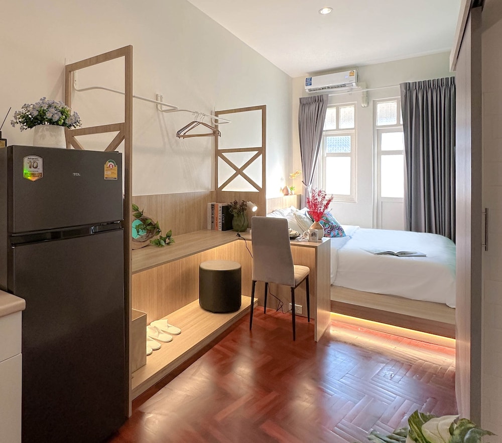 Comfort Studio, 1 King Bed photo 3