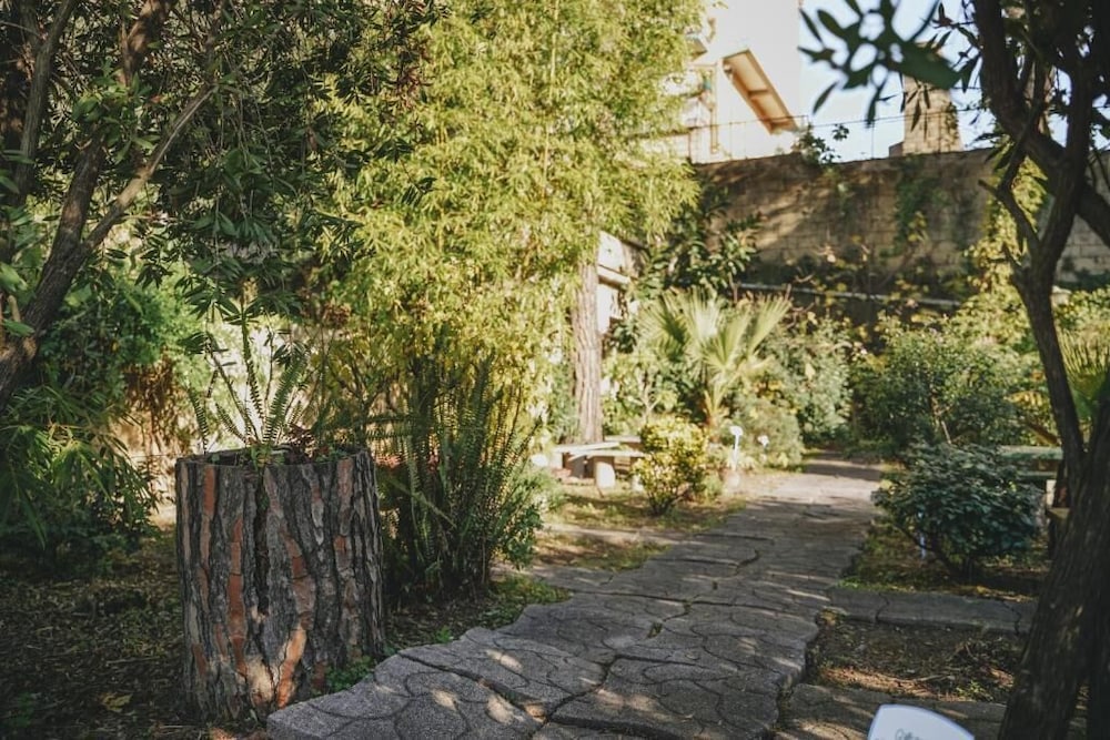 Family Room, Garden View - Photo 3