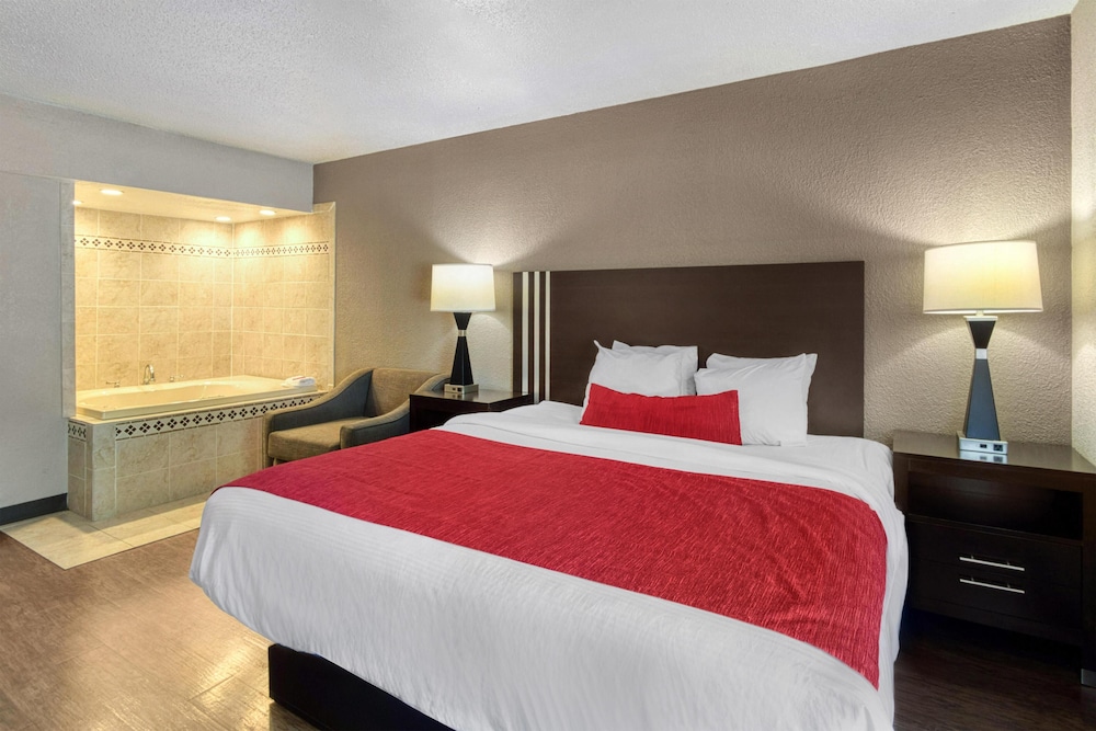 Standard Room, 1 King Bed, Non Smoking, Jetted Tub - Photo 3