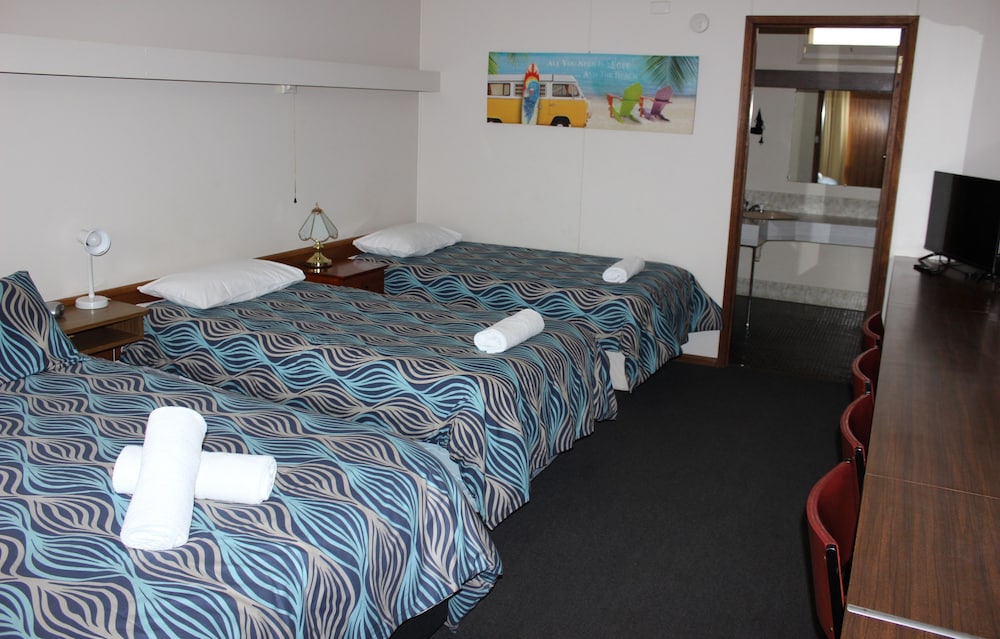 Family Room (1 Double and 2 Single Beds) photo 1